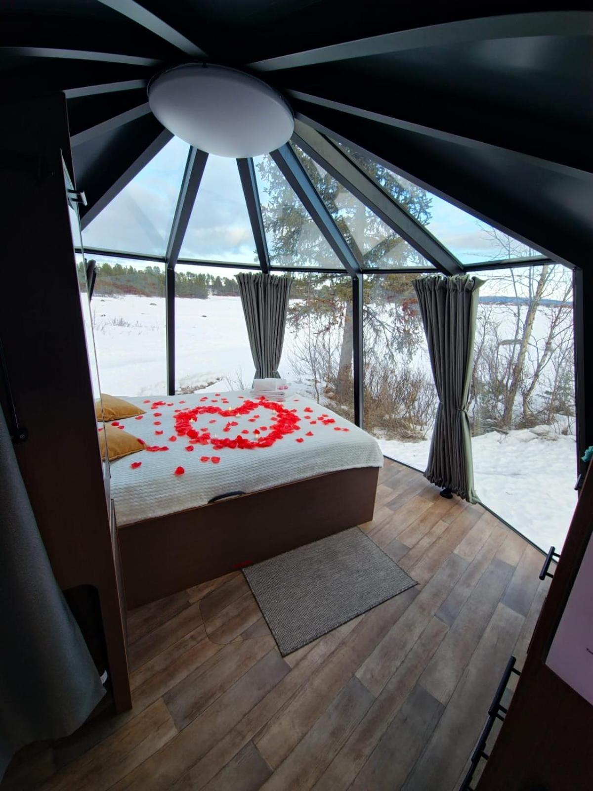 Aurora River Camp Glass Igloos & Cabins Кіруна Екстер'єр фото